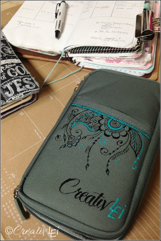 A passport case doubles as the perfect pen case for a traveling #plannergirl. CreativLEI.com